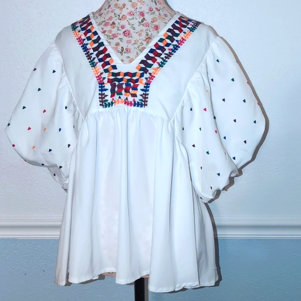 BNWT Beautiful top with Aztec style print and puffy bubble sleeves